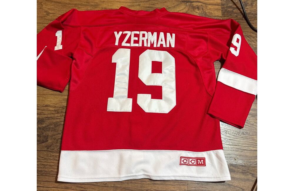 Vintage NHL CCM Detroit Red Wings Steve Yzerman Hockey Jersey Sz 48 Fight Strap